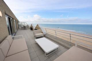 Situé à un emplacement absolument privilégié sur la digue de Mariakerke, ce penthouse-duplex d’exception offre 3 chambres, 3 salles de bains et...