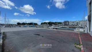Handelsunit met kantoorruimte en 2 sanitaire ruimtes te huur met een totale oppervlakte van 225m².<br />Dit handelspand geniet van een authentieke waterfrontligging in een omgeving waar wonen, toerisme, horeca en maritieme activiteiten samenkomen. De nabijheid van de jachthaven, de kust en de haven creëert een interessante mix van bezoekers en lokale klanten, ideaal voor uiteenlopende commerciële activiteiten.<br /><br /><u><strong>Benaderende OPPERVLAKTEN:</strong></u><br />Totale oppervlakte: 225m²<br /><br /><u><strong>INDELING:</strong></u><br />traphal (20m²): <span>handelsruimte<br /><br />Kantoorruimte (205m²)</span><br /><br /><span><u><strong>Bestemmingsmogelijkheden:</strong></u></span><br />horeca/kantoorruimte<br /><br /><strong><u>GROTE TROEVEN van dit handelspand:</u></strong><br />- Voldoende parkeergelegenheid<br />- Vlotte bereikbaarheid nabij de jachthaven van Zeebrugge<br />- Toeristisch trekpleister<br /><br /><u><strong>Bijzonderheden</strong></u><br />- Korttijdige bezetting<br />- Onmiddellijk beschikbaar<br /><br /><br />- Onze referentie op<strong> </strong><strong>www.centro.be</strong>: <strong>L0199 - 1B + 3</strong><br />- <strong>Interesse?</strong> Neem dan vandaag nog contact voor meer info of bezichtiging:<strong> </strong><strong>050700102</strong><strong>.</strong><br /><br /><strong>CENTRO | </strong><strong>BEDRIJFSVASTGOED </strong>is reeds 24 jaar <u>gespecialiseerd in de bemiddeling van commercieel- en bedrijfsvastgoed</u> in West- en Oost-Vlaanderen.<br /><strong>Wilt u ook weten hoeveel uw bedrijfsgebouw waard is?</strong><br />Contacteer ons vrijblijvend voor een marktconforme waardebepaling van uw pand. <br />