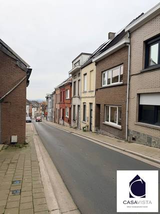SPACIEUSE MAISON FAMILIALE EN VILLE – AVEC JARDIN, TERRASSE ET … VUE PANORAMIQUE SUR GRAMMONT. Située en périphérie de la ville mais à distance de marche du centre et des infrastructures de loisirs, vous trouverez cette agréable maison familiale. Partiellement rénovée, avec encore des possibilités d’amélioration au niveau de la cuisine et des châssis extérieurs. Le PEB mentionné est toujours valable mais n’est plus exact suite à l’isolation de la toiture et à l’installation d’une chaudière à gaz à condensation (2023).
Disposition : long espace de vie avec salon et salle à manger. Double porte donnant accès à la cuisine équipée. Annexe arrière comprenant une salle de bains avec douche et meuble de salle de bains, un WC séparé et un second WC plus loin. Ensuite, un deuxième bâtiment actuellement utilisé comme buanderie et donnant accès au jardin.
L’espace extérieur se compose d’une terrasse et d’un jardin offrant une superbe vue dégagée sur la ville basse de Grammont.
Premier étage avec deux chambres. Même disposition au deuxième étage, aménagé en grenier habitable. La quatrième chambre dispose également d’une agréable mezzanine pouvant servir de couchage ou d’espace bureau. Beaucoup d’éléments authentiques ont été conservés. FAITES UNE OFFRE et transformez davantage cette maison en une habitation urbaine contemporaine avec espace extérieur.