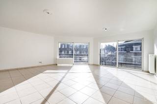 Anderlecht - Ideaal gelegen, dichtbij Astridpark en Westland shopping, dichtbij alle voorzieningen (vervoer, winkels, scholen, restaurants, etc.), in een klein condominium, biedt We Invest u dit prachtige 3 slaapkamer appartement + terras aan. Het is als volgt samengesteld: inkomhal, grote en lichtrijke woonkamer die toegang geeft tot het terras, open ingerichte keuken, nachthal, 3 slaapkamers, badkamer, douchekamer, wasplaats, kelder. Verplichte garagebox tegen een meerprijs van € 30.000. Dubbel glas. PEB C. Vrij om te handelen. Om zonder verder uitstel te bezoeken! 02 315 51 72