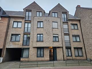 BEZOEK AANVRAGEN ENKEL MOGELIJK VIA VOLGENDE LINK: <br />https://verlinden.mijnhuurprofiel.be/property/ec208a6a-894c-48c9-a96c-1057d577ea2d<br /><br />Dit appartement met 2 slaapkamers is gelegen in het centrum van Mol, op wandelafstand van winkels, scholen, openbaar vervoer...<br /><br />Via de inkomhal komen we in de leefruimte, deze is opgedeeld in een zithoek en een eethoek. De open keuken is voorzien van een koelkast, kookplaat, afzuigkap en voldoende opbergruimte. Daarnaast is er ook een berging aanwezig.<br /><br />De nachthal geeft toegang tot de 2 slaapkamers en de badkamer, voorzien van inloopdouche en wastafel met meubel. Ook is er een apart toilet en een technische ruimte met aansluitingen voor wasmachine en droogkast voorzien.<br /><br />Inbegrepen is ook een kelderberging.<br /><br />Huurprijs: €840/maand | Gemeenschappelijke kosten: €10/maand | beschikbaarheid: 01/11/2026 | EPC: 102 kWh/m² (label B)