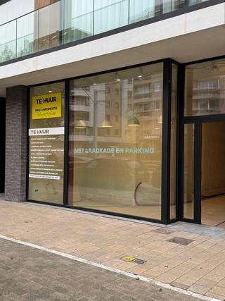 Energiezuinig NIEUWBOUW handelsgelijkvloers, showroom of kantoor, gelegen in de stijlvolle nieuwbouwresidentie ‘PALAZZO’. Het pand heeft een opp...
