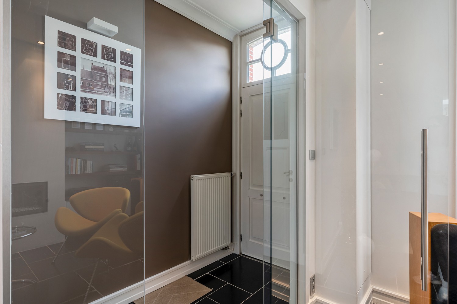 Halfopen woning op toplocatie met zwemvijver en garage. - foto 4