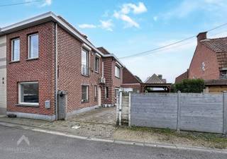 Deze instapklare woning, volledig gerenoveerd in 2023, biedt een doordachte indeling en hedendaags wooncomfort. Het gelijkvloers beschikt over een ruime hal die toegang geeft tot drie ruime slaapkamers, waarvan één met toegang tot de binnentuin met praktische tuinberging. De badkamer is uitgerust met een ruime inloopdouche, lavabo en aansluiting voor wasmachine. Daarnaast is er een apart gastentoilet en een praktische kelder.<br />Een vierde kamer, momenteel ingericht als praktijkruimte en ook bereikbaar via de tuin, maakt deze woning bijzonder geschikt voor een vrij beroep, thuispraktijk of multifunctionele ruimte.<br />De onderhoudsvriendelijke tuin met pergola vormt een aangename buitenruimte. De afgesloten oprit biedt plaats aan twee wagens.<br />Op de 1ste verdieping bevindt zich een ruime en lichtrijke leefruimte met zit- en eethoek, aansluitend aan de open, volledig geïnstalleerde keuken. Via een trapluik bereik je de bergzolder. Een veelzijdige woning met een mooie balans tussen wonen, werken en ontspannen.<br /><br />Extra troeven:<br />
<ul>
<li>airco</li>
<li>regenwaterput</li>
<li>rolluiken</li>
<li>instapklaar</li>
</ul>
<br /><span>Deze woning is te koop ZONDER makelaar via het concept van Smart Houses! Wenst U verdere inlichtingen of bezoek? Contacteer rechtstreeks de eigenaar via 0460/96.98.55</span>