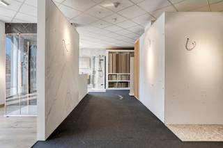 Ruime handelsruimte / baanwinkel van ca. 750 m² te huur in Roeselare – topligging tussen E403 en centrum.<br /><br />Bent u op zoek naar een grote handelsruimte of baanwinkel te huur in Roeselare? Deze ruime commerciële ruimte van ca. 750 m² geniet van een uitstekende zichtlocatie langs een drukke verkeersader tussen de E403 en het centrum van Roeselare, wat zorgt voor een sterke visibiliteit en passage.<br />De handelsruimtes beschikt over een praktische opslagruimte achteraan, ideaal voor stock, logistiek of bevoorrading. Dankzij de ruime parkeermogelijkheden zowel vooraan als achteraan het pand is het pand zeer toegankelijk voor klanten, personeel en leveranciers.<br />Door de strategische ligging nabij de E403 en het centrum van Roeselare is dit pand uitermate geschikt voor retail, showroom, groothandel of andere commerciële activiteiten.<br /><br />Troeven van deze handelsruimte te huur in Roeselare:<br />* Handelsruimte / baanwinkel van ca. 750 m²<br />* Topligging langs drukke verkeersader<br />* Strategisch gelegen tussen E403 en centrum Roeselare<br />* Opslagruimte achteraan voor stock of logistiek<br />* Parking vooraan en achteraan<br />* Uitstekende visibiliteit en bereikbaarheid<br /><br />Modaliteiten:<br />* Onroerende voorheffing ten laste van de huurder<br />* Huurwaarborg van 3 maanden<br />* Maandelijkse provisie voorschot energiefactuur<br /><br />Geschikt voor retail, showroom of commerciële activiteiten.<br /><br />Bent u op zoek naar een ruime handelsruimte, baanwinkel of commerciële ruimte in Roeselare?<br />Contacteer Dominique Baes vandaag nog voor meer informatie of een bezoek ter plaatse via 0498 12 82 20.