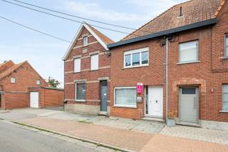 Deze instapklare woning (EPC label C) is gelegen vlakbij het centrum van Staden.Deze woning is als volgt ingedeeld:Op het gelijkvloers: inkomhal,...
