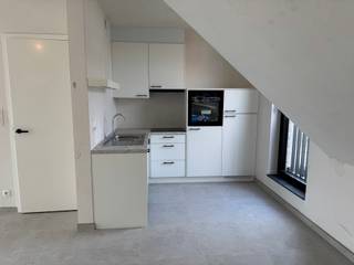 In het charmante Sint-Amands, vlak bij de Schelde en in een bijzonder rustige buurt, bevindt zich deze exclusieve loft. De lift brengt je rechtstreeks in het appartement, dat beschikt over 3 slaapkamers, een moderne badkamer, een volledig uitgeruste keuken en een groot terras waar je in alle privacy kan genieten. Een zeldzame combinatie van comfort, stijl en ligging! Bijhorend 1 staanplaats.  Huurprijs 950 € + 75€ gemeenschappelijke kosten p/m. Verzekering €15 p/m. Zeer energiezuinig. EPB in opmaak. Voor verdere inlichtingen, neem vrijblijvend contact op nummer 03/283 84 84 of mail naar viktor@ax-quality.be


