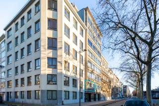 Aan de prestigieuze Amerikalei, één van de mooiste lanen van Antwerpen, vinden we dit luxueuze appartement op de eerste verdieping terug. Op wandelafstand bevinden zich het KMSKA, de levendige Marnixplaats met tal van gezellige cafés en restaurants én het vernieuwde Zuidpark. Dankzij de centrale ligging geniet u bovendien van een uitstekende bereikbaarheid, met vlotte verbindingen naar het stadscentrum en de belangrijkste invalswegen.<br /><br />Bij het betreden van het appartement wordt u verwelkomd in een lichtrijke leefruimte met een prachtige parketvloer die meteen warmte en karakter uitstraalt. Dankzij de open indeling vloeien de leefruimte, eetkamer en keuken naadloos in elkaar over, wat zorgt voor een ruimtelijk en harmonieus geheel. De absolute blikvanger is zonder twijfel de stijlvolle keuken met kookeiland, die niet alleen functioneel is, maar ook een elegante en uitnodigende sfeer creëert. Perfect voor gezellige diners met familie en vrienden.<br /><br />Het appartement beschikt over een volwaardige masterbedroom met rechtstreekse toegang tot het compacte terras. Daarnaast is er een tweede kamer aanwezig die flexibel kan worden ingericht volgens uw persoonlijke wensen, bijvoorbeeld als kinderkamer, dressing of bureau. De smaakvolle badkamer vervolledigt het geheel en is uitgerust met een ruime inloopdouche en een lavabo met praktische onderbouwkasten.<br /><br />Tot slot is er ook nog een handige kelderberging aanwezig.<br /><br />Interesse? Contacteer LISTED voor een bezoek: +32 283 51 51.