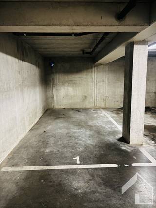 emplacement souterrain près du centre ville de Wommelgem pour 95 euros par mois. Pas de frais supplémentaires...