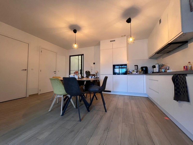 Centraal gelegen, recent appartement met 2 slaapkamers, terras en carport - foto 4
