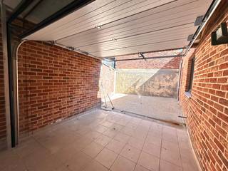 Ontdek dit volledig gerenoveerde duplexappartement, afgewerkt met hoogwaardige materialen en veel gevoel voor stijl. Dit eigentijdse...