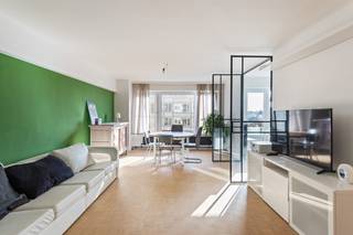 Gerenoveerd appartement met 2 slaapkamers te Antwerpen!<br /><br />Bent u op zoek naar een tof appartement met 2 slaapkamers en terras in het Antwerpse?<br />Kom dan zeker eens een bezoekje brengen naar dit net gerenoveerd appartement.<br /><br />Het appartement is gelegen op de 7ste verdieping van een gebouw dat voorzien is van een lift.<br /><br />U betreedt het appartement via de inkomhal dewelke u begeleid naar de leefruimte. Deze straalt direct warmte uit dankzij de prachtige, authentieke parketvloer.<br />Via een stijlvolle glazen deur bereikt u de volledig uitgeruste keuken, voorzien van alle moderne comfort: een vier-pits gasvuur, ingebouwde oven, microgolfoven en een dubbele spoelbak.<br />De badkamer is onlangs volledig gerenoveerd geweest en is ingericht met een comfortabel ligbad en een modern lavabomeubel met dubbele wastafel. Het appartement beschikt verder over een gastentoilet met handenwasser en een handige wasplaats. Het appartement beschikt over 2 slaapkamers (14 en 9 m²) .<br /><br />Als kers op de taart geniet u op het terras van een heerlijk buitenmoment met panoramisch zicht.<br /><br />Er dient apart een dubbele autostaanplaats verplicht aangekocht te worden voor 35.000 euro <br /><br />PLUSPUNTEN<br />+ Gunstig EPC<br />+ Lift aanwezig<br />+ Lichtrijk<br />+ Dubbele staanplaats beschikbaar<br /><br />Heeft u interesse in dit instapklaar appartement? Neem dan contact op met VB Vastgoed via 03 337 50 70 of info@vbvastgoed.be.