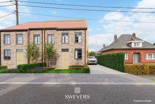 Voor meer info en foto’s, surf naar www.swevers.be<br /> – In het groene en gezinsvriendelijke Koersel (Beringen) vind je deze bouwgrond van 613 m², ideaal voor wie op zoek is naar rust én bereikbaarheid. Met een breedte van 12 meter en diepte van 53 meter biedt het perceel ruimte voor een open of halfopen bebouwing. De oostelijke oriëntatie zorgt voor ochtendzon in de woning en een schaduwrijke tuin in de namiddag, perfect tijdens warme zomerdagen. De ligging is gunstig: winkels, scholen en horeca liggen op slechts 1 km, openbaar vervoer op 1,2 km en ontspanning vind je op 3,7 km. De oprit naar de autosnelweg bevindt zich op 7 km afstand, ideaal voor pendelaars. Bovendien bestaat de mogelijkheid om het naastgelegen perceel mee aan te kopen voor een ruimer project (onder voorbehoud van vergunning). Een mooie kans om jouw woonwensen waar te maken in een rustige en goed gelegen buurt. Voor meer informatie, bel 011 255 155. Bron bewoonbare oppervlakte: EPC – verslag.