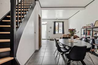<p><span>Bent u op zoek naar een instapklare woning waar comfort, ruimte en charme perfect samenkomen? Dan zal deze recent gerenoveerde rijwoning u ongetwijfeld weten te bekoren. Deze verzorgde woning in 2024 volledig vernieuwd en biedt een ideale combinatie van hedendaags wooncomfort, praktische indeling en een aangename buitenruimte. Dankzij de doordachte renovaties is deze woning onmiddellijk bewoonbaar en perfect geschikt voor gezinnen, koppels of starters die op zoek zijn naar een duurzame en aantrekkelijke eigendom.</span></p><p><span>Bij het betreden van de woning komt u terecht in een verzorgde inkomhal die toegang geeft tot de gezellige leefruimte. De lichtrijke woonkamer van 29 m² vormt zonder twijfel het hart van de woning. Hier geniet u van een warme en huiselijke sfeer, met voldoende plaats voor zowel een comfortabele zithoek als een ruime eetplaats. Dankzij de aangename lichtinval voelt deze ruimte bijzonder open en uitnodigend aan. Het is de ideale plek om te ontspannen na een drukke werkdag of om gezellige momenten door te brengen met familie en vrienden.</span></p><p><span>Aansluitend bevindt zich de moderne keuken van Dovy, een kwalitatieve en stijlvolle keuken die functionaliteit en design moeiteloos combineert. De keuken is praktisch ingericht en voorzien van voldoende werk- en bergruimte, waardoor koken hier een waar plezier wordt. Of u nu snel een ontbijt klaarmaakt of uitgebreid kookt voor gasten, deze keuken biedt alle comfort en gebruiksgemak dat u verwacht.</span></p><p><span>Op de verdiepingen beschikt de woning over 3 volwaardige slaapkamers. Elke kamer biedt tal van mogelijkheden en kan perfect ingericht worden als master bedroom, kinderkamer, bureau of hobbyruimte. Dankzij de slimme indeling zijn de kamers optimaal benut en geniet u overal van een aangenaam ruimtegevoel. Dit maakt de woning bijzonder geschikt voor gezinnen of voor wie extra kamers wenst voor thuiswerk of logees.</span></p><p><span>Een absolute meerwaarde van deze eigendom is zonder twijfel de uitzonderlijk ruime tuin van 320 m². In een rijwoning is een dergelijke buitenruimte zeldzaam en bijzonder gegeerd. De tuin biedt talloze mogelijkheden: een terras aanleggen, een speelzone voor kinderen creëren, een moestuin starten of gewoon genieten van rust en privacy in het groen. Tijdens zonnige dagen wordt dit ongetwijfeld een favoriete plek om te ontspannen, barbecueën of gezellig samen te komen met vrienden en familie.</span></p><p><span>Ook op praktisch vlak scoort deze woning uitstekend. Dankzij de recente renovatie geniet u van een eigendom die met zorg werd aangepakt, waardoor u zich geen zorgen hoeft te maken over onmiddellijke werken. U kan hier zonder zorgen intrekken en meteen beginnen genieten van uw nieuwe thuis.</span></p><p><span>Bovendien combineert deze woning bereikbaarheid en rust, wat een uitermate interessante combinatie geeft.</span></p><p><span>Troeven van deze woning:</span></p><ul><li><span>Recent gerenoveerde rijwoning </span></li><li><span>Instapklaar en verzorgd afgewerkt </span></li><li><span>Gezellige woonkamer van 29 m² </span></li><li><span>Moderne en kwalitatieve keuken </span></li><li><span>3 volwaardige slaapkamers </span></li><li><span>Uitzonderlijke tuin van 320 m² </span></li><li><span>Aangename combinatie van ruimte, comfort en buitenleven </span></li></ul><p><span> </span></p><p><span>Kortom, deze woning is een unieke kans voor wie op zoek is naar een instapklare en smaakvol gerenoveerde rijwoning met veel leefruimte én een uitzonderlijk grote tuin. Een bezoek zal u meteen overtuigen van de charme, het comfort en de mogelijkheden die deze eigendom te bieden heeft.</span></p>