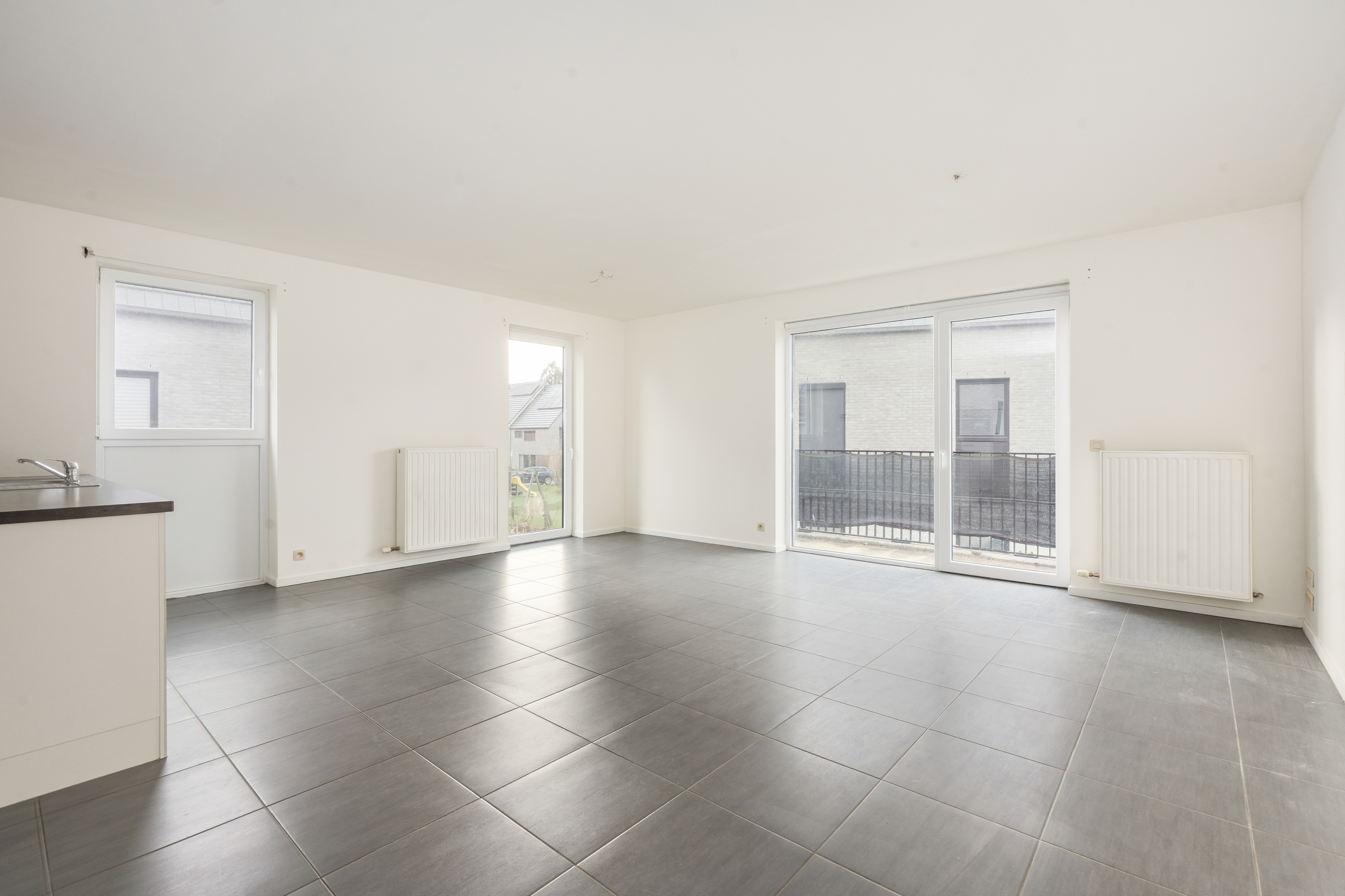 Lichtrijk 2-slpk-appartement met parking in rustige wijk - foto 3