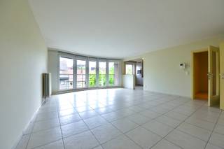 Ontdek dit verzorgd, energiezuinig appartement op de derde verdieping. Dankzij de centrale ligging geniet u van een vlotte bereikbaarheid en bevinden winkels, horeca en openbaar vervoer zich op wandelafstand.
Bij het betreden van het appartement komt u terecht in een aangename leefruimte met grote raampartij die zorgt voor een overvloed aan natuurlijk licht. De verzorgde keuken sluit naadloos aan op de leefruimte, waardoor een open en gezellige woonbeleving ontstaat.
Het appartement beschikt over twee volwaardige slaapkamers, ideaal voor een koppel, een klein gezin of wie graag een extra kamer als bureau of hobbyruimte wil inrichten.
Dit appartement is niet alleen een comfortabele woonst, maar vormt ook een ideale vastgoedinvestering. De centrale ligging en de praktische indeling met twee slaapkamers maken het bijzonder interessant voor de verhuurmarkt en bieden een mooi potentieel voor een stabiel rendement.
Bent u op zoek naar een verzorgd en lichtrijk appartement op een uitstekende locatie in Eeklo? Dan is dit appartement zeker een bezoek waard.
Maak snel uw afspraak via 09 336 16 15 of info@vastgoedunicum.be
Virtuele rondleiding?
https://youtube.com/shorts/KT9_lhNa4yY