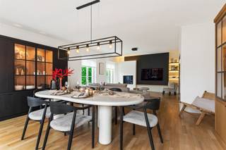 Exclusieve villa met 5 slaapkamers gelegen in een rustige wijk OMGEVINGDeze subliem gerenoveerde woning combineert karakter, rust en comfort op een...