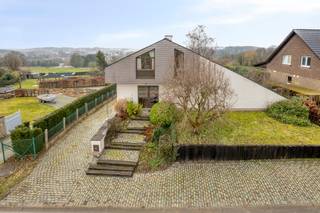 deze architectenwoning in open bebouwing bevindt zich aan de rand van het centrum van Lubbeek. De woning heeft aangename, heldere en open leefruimtes op het gelijkvloers, een mezzanine en 3 kamers op de verdieping en een kelderverdieping met dubbele, inpandige garage. De tuin aan de woning is volledig aangelegd en biedt zowel voor- als achteraan vergezichten op de omliggende velden.
Architectenwoning
Omvattende:
Gelijkvloers: inkomhal, zit- en eetkamer, keuken, berging en wasplaats, toiletruimte
Eerste verdieping: mezzanine, 3 slaapkamers, badkamer
Kelderverdieping: dubbele garage, chauffageruimte en 3 bergingen
Inrit, terras en tuin: inrit, aangelegde tuin met terras
Ligging: de woning bevindt zich aan de rand van het centrum van Lubbeek en biedt alle faciliteiten in de nabije omgeving. Bushaltes zijn vlakbij, het station van Vertrijk bevindt zich op 8 km en de aansluiting met de E40 of de ring rond Leuven is op een 10-tal km afstand.
Bekijkt u dit pand via één van onze aanverwante websites, dan verwijzen wij u graag door naar onze eigen website. https://www.itimmo.be/bollenberg-77-lubbeek
