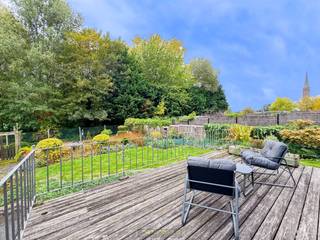 <p><span>KARAKTERVOLLE OPEN BEBOUWING met LANDELIJKE ALLURE, rustig gelegen in de GROENE RAND van RONSE. Deze eigendom combineert een GUNSTIGE LIGGING met een VLOTTE BEREIKBAARHEID richting centrum Ronse en de omliggende gemeenten. Dankzij haar RUIME BEWOONBARE OPPERVLAKTE van ca. 257 m², KWALITATIEVE AFWERKING en UITGEBREIDE MOGELIJKHEDEN vormt dit de IDEALE GEZINSWONING voor wie houdt van ruimte en comfort. Een belangrijk pluspunt is dat de woning beschikt over 26 ZONNEPANELEN met GROENESTROOMCERTIFICATEN, wat zorgt voor een aanzienlijke besparing op de energiekosten. </span></p>

<p>Op het gelijkvloers betreedt u de inkomhal die toegang biedt tot de ruime leefkeuken in massief hout, een gezellige woonkamer met parketvloer, pelletkachel en lichtrijke aanbouw met zicht op de prachtige zuidoostgerichte tuin met vijver en terrassen. Verder bevinden zich op dit niveau een slaapkamer, een bureauruimte en een comfortabele badkamer. De 1ste verdieping beschikt over 2 ruime slaapkamers, een kitchenette en een polyvalente ruimte die momenteel dienst doet als inpandige studio ideaal voor een inwonend familielid, hobbyruimte of fitnesszaal. De woning is ook volledig onderkelderd en voorzien van een aparte toegang, perfect voor wie opzoek is naar extra opslag- of hobbyruimte.<br />Buitenshuis geniet je van een groen, verzorgde tuin met optimale zonoriëntatie, twee carports, 2 regenwaterputten en een praktische buitenberging.  Hier combineer je landelijke charme met modern comfort, een plek waar elk detail bijdraagt aan een gevoel van thuiskomen.<br /><br />Adres: Zonnestraat 478 - 9600 Ronse<br /><br />EPC: 393 kWh/m², G-score A en P-score B, Geen renovatieverplichting van toepassing</p>