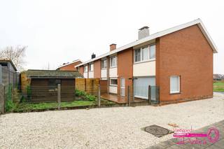 * Rustig gelegen halfopen bebouwing met 4 slaapkamers in Tielt (Mandelwijk Meulebeke)<br />* Centrale ligging en op fietsafstand van winkels, bakker, slager, bushalte, enz... <br />* Bouwjaar 1973<br />* Gelijkvloers : inkomhal met apart toilet - ruime living - volledig ingerichte keuken - wasruimte - garage <br />* Verdieping 1 : 4 volwaardige slaapkamers - badkamer <br />* Verdieping 2 : Kruipzolder bereikbaar met trapladder <br />* Buiten : zuidoost gerichte tuin met terras en tuinhuis<br />* Verwarming : elektrisch met accumulatieradiatoren (beneden)<br />* Schrijnwerk bestaande uit PVC (dubbel glas) met rolluiken<br />* Badkamer gerenoveerd in 2023<br />* EPC 573 kWh/m²jaar (UC 3678785) (LABEL F)<br />* Vg/Wg/Vv/Vkr/Gmo<br />* Beschikbaar : bij notariële akte