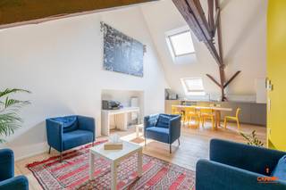 Dit herenhuis heeft een <strong>uitstekende ligging</strong> nabij het Citadelpark en vormt een belangrijke invalsweg met een mix van handelszaken, kantoren en woongelegenheden. De locatie is bovendien goed verbonden met het openbaar vervoer: tram- en bushaltes in de directe omgeving en op slechts enkele minuten wandelafstand van Gent‑Sint‑Pieters station. Dankzij de binnenring van Gent en de N60 staat u vlot op uw bestemming. <br /><br />De woning werd uitgerust met een <strong>imposante inkom</strong> waar u verder gaat naar de woonkamer met aansluitend de eetkamer. Deze kamer geeft uit op een leuke koer. Op het einde van de gang vindt u de volledig geïnstalleerde keuken met achterliggend een apart toilet. De ruime kelder bestaat uit drie ruimten. Op een eerste tussenverdiep vindt u de vernieuwde badkamer met apart toilet en inloopdouche. Verder op het eerste verdiep zijn<strong> twee slaapkamers</strong> en een berging/ dressing. Op de tweede verdieping vindt u nog eens twee slaapkamers en een tweede badkamer met douche en toilet. Tot slot op het derde verdiep heeft u een <strong>polyvalente ruimte </strong>voorzien van kitchenette. Dankzij de veluxen komt zonlicht deze ruimte binnen. In de volledige woning zijn hoge plafonds, sierschouwen en prachtige moulures terug te vinden. <br /><br />Momenteel doet de woning dienst als kantoorgebouw en is integraal verhuurd. <br /><br />Wenst u dit herenhuis te bezichtigen? Neem gerust telefonisch contact via 09 278 88 88 voor het maken van een afspraak. 