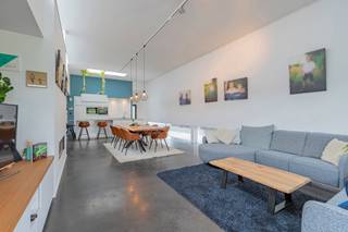 EERSTE BEZOEKDAG ZATERDAG 8 AUGUSTUS VANAF 10U (ENKEL OP AFSPRAAK!!)<br /><br />LEDE - Deze hedendaagse woning op een ruim perceel van maar liefst 15 are is gelegen in het gezellige Impe, op wandelafstand van de Geelstervallei en het dorpsplein.<br /><br />De woning is enerzijds zeer rustig gelegen maar anderzijds ook niet ver van de N9 vanwaar zowel de E40 van Aalst als Wetteren snel te bereiken zijn.<br />Ook het centrum van Lede ligt maar een aantal kilometer verderop.<br /><br />Naar indeling toe beschikt deze topper op het gelijkvloers over een ruime inkomhal met bureauruimte, een gastentoilet, een zeer lichtrijke open leefruimte met volledig geïnstalleerde keuken, een tweede bureauruimte en een bergruimte/technische ruimte.<br />Op de verdieping bevinden 3 slaapkamers waarvan 1 met ingemaakte kasten, een tweede toilet en een badkamer met inloopdouche en ligbad.<br />De woning beschikt over een carport en meerdere parkeerplaatsen voor de woning.<br /><br />Naar comfort toe is er dubbele beglazing, vloerverwarming op aardgas op het gelijkvloers, een conforme electriciteitsinstallatie, <br /><br />Extra troeven: 24 zonnepanelen, laadpaal, regenwaterput 8.000L, airco in alle slaapkamers en de leefruimte, gezellige gashaard, Grohe Blue Home met zowel gekoeld plat als bruisend water.<br /><br />In de zuidoost gelegen tuinzone is het zalig zitten, op het terras of onder de royale overkapping. <br />De tuin is volledig afgesloten, zodat kinderen en dieren er naar hartenlust kunnen spelen zonder dat u zich zorgen hoeft te maken.<br />Het tuinhuis is de ideale plaats om fietsen of ander materiaal te stallen.<br /><br />Bent u op zoek naar een instapklare, halfopen bebouwing gelegen in het groen, op een centrale en toch rustige locatie , aarzel dan niet en maak snel uw afspraak! Voor meer info of bezoek 053/60.65.60.<br /><br />De vermelde prijs is een richtprijs. Na ontvangst van de biedingen zal de verkoper beslissen of hij/zij de eigendom verkoopt aan het beste bod. De richtprijs is aldus niet bindend voor de verkoper. Voor meer info kunt u ons contacteren of het reglement raadplegen op onze website.