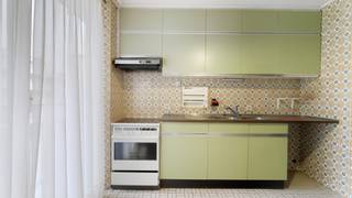 Immo3000 heeft een zeer gunstig gelegen 3 slaapkamer appartement te koop inclusief een garage met plaats voor twee wagens en een berging in de kelder.<br />Het appartement is gelegen op de tweede verdieping van een kleinschalig gebouw.<br />Je komt binnen in de inkomhal die toegang geeft tot de keuken en de leefruimte. Zowel aan de keuken als aan de leefruimte is er een terras aanwezig.<br />Meer achteraan in het appartement vinden we 3 slaapkamers, een apart toilet en een badkamer. In bijlage zijn een aantal foto's toegevoegd hoe een renovatie er zou kunnen uitzien.<br />Benieuwd? Boek je bezoek in en kom een kijkje nemen!