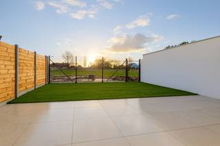 ZAT 16/5 - BEZOEKDAG OP AFSPRAAK 0488.85.81.84
LAATSTE 2 WONINGEN!  Woning 4 is een stijlvolle halfopen bebouwing met een doordachte indeling, veel lichtinval en een zonnig terras en tuintje. Via de inkomhal met apart toilet en handwasbakje komt u in de aangename leefruimte van maar liefst 63 m² met ingerichte open keuken. Dankzij de grote aluminium ramen met superisolerende beglazing geniet u hier de hele dag door van een prachtig zicht op de tuin. Aansluitend is er een ruime berging van 15 m² op het gelijkvloers, ideaal als was- en voorraadruimte. Op de verdieping bevinden zich drie ruime slaapkamers: een master bedroom van 19 m² met mogelijkheid tot dressing en eigen badkamer, en twee bijkomende kamers van telkens 17 m². De volledig ingerichte badkamer (8 m²) en een apart toilet vervolledigen deze etage. Daarnaast is er op het gelijkvloers nog een vierde slaapkamer of bureauruimte van 21 m² met aparte badkamer, perfect voor wie thuis werkt of gelijkvloers wil slapen. Buiten geniet u van een aangelegd terras van 24 m² met keramische tegels en een onderhoudsvriendelijk, zonnig tuintje. De woning is uitgerust met ventilatiesysteem D en hoogwaardige materialen, waardoor comfort en energiezuinigheid hand in hand gaan. Aparte garage. Voor meer informatie of een bezoek: bel 0488 85 81 84.


