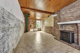<p>Bent u op zoek naar <strong>een renovatieproject met tal van mogelijkheden op een uitstekende ligging</strong>? Dan is deze volledig te renoveren woning in het gegeerde Meerbeke beslist een bezoek waard. De woning beschikt over <strong>drie volwaardige slaapkamers</strong> en vormt de ideale basis om volledig naar eigen smaak en wensen te worden ingericht. Dankzij de praktische indeling en het ruime potentieel kan u hier uw droomwoning creëren. Een absolute troef is <strong>de prachtige, ruime tuin,</strong> waar u in alle rust kan genieten van groen en privacy. Daarnaast biedt het perceel <strong>voldoende parkeermogelijkheden</strong>, wat het dagelijkse comfort aanzienlijk verhoogt. De ligging is zonder meer uitstekend: in een rustige, residentiële omgeving en toch vlak bij winkels, scholen, openbaar vervoer en belangrijke invalswegen. Zo combineert u een aangename woonomgeving met een vlotte bereikbaarheid. (Maatregelen opgenomen in het maatregelenregister: neen) (Stedenbouw in aanvraag)</p>