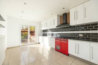 Deze instapklare woning uit 2009 biedt een praktische indeling. Via de inkomhal betreden we de lichtrijke woonkamer met open keuken voorzien van...