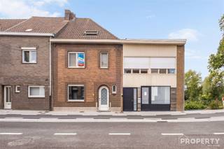 Bent u op zoek naar de ideale balans tussen wonen en werken op één adres? Deze veelzijdige gezinswoning, centraal gelegen in Harelbeke, biedt alle ruimte en faciliteiten om dit moeiteloos te combineren.Op het gelijkvloers vindt u een sfeervolle leef- en eetruimte, een ruime keuken en een riante badkamer uitgerust met zowel een ligbad als een douche. Vanuit de woning heeft u directe toegang tot de aangename tuin met een groot terras.Een grote troef is de naastliggende praktijkruimte met een eigen, aparte ingang. Deze professionele ruimte omvat een wachtzaal met toilet en een praktijkruimte voorzien van een kitchenette. Handig is dat het werkgedeelte ook direct toegankelijk is vanuit het woongedeelte.De eerste verdieping biedt plaats aan drie slaapkamers — één grote en twee wat kleinere — en een handige doucheruimte met toilet. De zolder is volledig ingericht als prachtige master bedroom, compleet met een inloopdressing. Bovendien is de volledige woning onderkelderd, wat zorgt voor een overvloed aan extra bergruimte.Bent u benieuwd naar de mogelijkheden van dit unieke pand in het centrum van Harelbeke? Voor meer informatie of het inplannen van een bezoek kunt u mailen naar info@property-vastgoed.be of bel ons op 056 96 08 00.