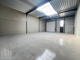 Kwaliteitsvolle nieuwbouw KMO-unit met een oppervlakte van 126 m². De unit maakt deel uit van een nieuw KMO-project "<strong>Saros-park</strong>" bestaande uit 25 KMO-units te koop met oppervlaktes tussen 90 m² en 184 m² (eventueel samen te voegen tot grotere entiteiten), het park biedt een moderne en duurzame infrastructuur.<br /><br />De ruimte wordt opgebouwd uit een staalconstructie, in combinatie met een betonplint en geïsoleerde sandwichpanelen. De loodsen zijn toegankelijk via een automatische sectionale poort met afzonderlijke toegangsdeur. Daarnaast is elke unit uitgerust met lichtstraten en een rookluik, polybetonvloer en een geïsoleerd dak. Bij elke unit is tevens <strong>parking </strong>voorzien en de mogelijkheid om extra parkeerplaats aan te kopen.<br /><br />Ideaal voor <strong>opslag, atelier of kleine productie</strong>. Verwachte oplevering Q4 2026. <strong>Reeds 80% verkocht!</strong><br /><br />Heeft u interesse of wenst u graag meer details over dit aanbod? Neem contact op met Gill voor meer info, plannen en lastenboek via het nummer 09 219 90 30.