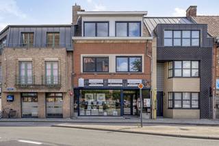 Achter de charmante gevel schuilt maar liefst 414 m² bewoonbare oppervlakte – ideaal voor wie ruimte zoekt voor een gezin, hobby’s, een handelszaak...