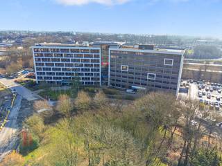 Excellently located office space of 1,188 m² with fast access to E40 (3 km) and E17 (1.5 km), as well as the R4 (3 km). Gent-St-Pieters railway station is approximately 2.5 km away, and bus stops and tram line 4 can be found within less than 1 km. <br /><br />The office building is located in green surroundings overlooking the Scheldt and offers both underground and above-ground parking facilities. There is also ample bicycle storage available. The space is available immediately and, in addition to the 1188 sqm, also offers alternative office spaces with areas from 250 sqm.<br /><br />For more information or to schedule a visit, please contact PANORAMA B2B GENT KANTOREN. We will be happy to provide you with additional (technical) information, detailed plans or a site visit without any obligation. Call us on 0477 44 39 30.