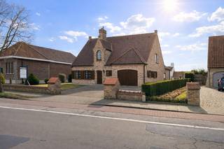 Bijzonder ruime en stevig gebouwde villa, alleenstaand en goed gelegen in het dorp van Dudzele met een vlotte verbinding naar zowel Brugge...