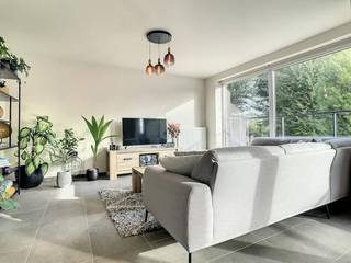De snelste manier om een bezoek te brengen aan dit appartement? Vraag je bezoek aan via de rode knop op onze website (www.dewaele.com) en je wordt gecontacteerd door één van onze verhuurexperten. <br /><br />Instapklaar appartement met 2 slaapkamers, 2 autostaanplaatsen en dubbel terras nabij het centrum van Lendelede.<br /><br />Het appartement heeft volgende indeling:<br />- Inkom met apart toilet<br />- Lichtrijke  leefruimte<br />- Open keuken voorzien van kookplaat met dampkap, spoelbak, oven, frigo en vaatwas<br />- Berging voorzien van aansluiting wasmachine<br />- 2 slaapkamers<br />- Badkamer voorzien van dubbele lavabo in meubel en inloopdouche<br />- Dubbel terras<br /><br />Extra kenmerken:<br />- Lichtrijk en instapklaar <br />- Laag energieverbruik<br />- Lift aanwezig in het gebouw<br />- Dubbel terras<br />- Centraal gelegen nabij winkels, scholen, openbaar vervoer, centrum van Lendelede,...<br /><br />Dubbele autostaanplaats verplicht bij te huren: 80,00 euro/maand.<br /><br />Ben jij geïnteresseerd in dit appartement te huur in Lendelede? Aarzel dan niet ons te contacteren.