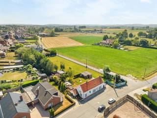 Vous recherchez un projet de rénovation au potentiel énorme ou un terrain à bâtir unique ? Alors cette propriété située dans la charmante commune de Kaster est exactement ce qu’il vous faut.Située sur un magnifique terrain de pas moins de 2 800 m², elle vous offre une combinaison exceptionnelle de calme, d’espace et d’une excellente accessibilité. La maison se trouve à deux pas du centre de Kaster, avec des commerces, des écoles et d’autres commodités à portée de main. En même temps, vous y vivrez en toute sérénité, dans un cadre ouvert et verdoyant grâce aux champs voisins.La maison existante offre de nombreuses possibilités à ceux qui aiment rénover et souhaitent créer un foyer entièrement à leur goût. Grâce à la superficie généreuse du terrain, cette propriété est également particulièrement intéressante pour ceux qui recherchent un terrain spacieux offrant des perspectives d’avenir (toujours dans le respect des règles d’urbanisme en vigueur).Une opportunité unique pour ceux qui rêvent d’une vie à la campagne dans un endroit calme, sans pour autant renoncer à l’accessibilité et au confort.Cela vous intéresse ? Contactez-nous dès aujourd’hui pour obtenir plus d’informations ou organiser une visite sur place.