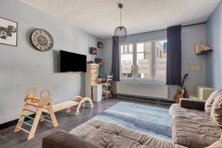 <span><span>Op zoek naar een ruime gezinswoning op een centrale locatie? Deze charmante starterswoning in de Duivenstraat biedt maar liefst <strong>5 slaapkamers</strong>, een <strong>aangename ruime tuin</strong> en een uitstekende ligging op wandelafstand van het centrum, winkels, scholen en het station van Wervik.<br />De woning bevindt zich in een rustige, residentiële buurt met een vlotte verbinding naar de uitvalswegen en de A19. Dankzij de nabijheid van openbaar vervoer, handelszaken, sport- en cultuurvoorzieningen geniet u hier van alle comfort binnen handbereik.<br />De Duivenstraat is een geliefde woonomgeving waar centraal wonen en een aangename leef kwaliteit hand in hand gaan. Deze woning is ideaal voor gezinnen, starters of investeerders die op zoek zijn naar ruimte, een gunstige ligging en een uitstekende bereikbaarheid.<br /><br />Bij het betreden van de woning komt u via de inkomhal in de leefruimte. Aansluitend bevindt zich de keuken, die in verbinding staat met de badkamer met douche en toilet. Er is ook een kelderberging.<br />Op de eerste verdieping vindt u drie ruime slaapkamers. De tweede verdieping beschikt over een vierde slaapkamer en een nog in te richten slaapkamer die ook als berging, bureau of hobbyruimte kan ingericht worden.<br />Dankzij de praktische indeling en de centrale ligging is deze woning ideaal voor een gezin, maar ook uitermate geschikt als investering voor verhuur.<br /><br /><strong><u>Troeven van deze woning:</u></strong></span></span>
<ul>
<li><span><span>5 volwaardige slaapkamers;</span></span></li>
<li><span><span>Ruime, zuid-gerichte tuin;</span></span></li>
<li><span><span>Centrale ligging nabij centrum en station;</span></span></li>
<li><span><span>Winkels, scholen en voorzieningen op wandelafstand;</span></span></li>
<li><span><span>Goede verbinding naar de A19 en omliggende steden;</span></span></li>
<li><span><span>Ideaal als gezinswoning of investering;</span></span></li>
</ul>
<span><span><strong><u>Technische troeven:</u></strong></span></span>
<ul>
<li><span><span>Centrale verwarming en sanitair op aardgas met<strong> recente hoog condensatieketel</strong> van 2021</span></span></li>
<li><span><span>Geïsoleerde woning;</span></span></li>
<li><span><span>Waterverzachter;</span></span></li>
<li><span><span>Dubbele beglazing;</span></span></li>
<li><span><span><strong>EPC-label B</strong>;</span></span></li>
<li><span><span>Laag kadastraal inkomen;</span></span></li>
<li><span><span><strong>Elektriciteit conform.</strong></span></span></li>
</ul>
<span><span>Maak vandaag nog uw afspraak via <strong>051/50 11 51 o</strong>f mail naar <strong>info@diksimmo.be</strong> en ontdek uw nieuwe thuis in hartje Wervik.</span></span>