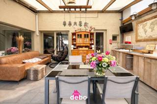 Op een boogscheut van het bruisende centrum van Wevelgem bevindt zich deze charmante en ruime gezinswoning. Deze woning combineert comfort, functionaliteit en een gezellige sfeer – ideaal voor gezinnen die op zoek zijn naar hun nieuwe thuis, omvattende o.a.:<br /><br />- Inkom<br />- Ruime leefruimte<br />- Open keuken<br />- Grote leefveranda<br />- Gezellige tuin waar het heerlijk vertoeven is<br />- Overdekte zithoek geniet je er het hele jaar door van, ongeacht het weer<br />- Grote garage, handig voor je wagen, fietsen of extra opslagruimte.<br /><br />De woning beschikt over 4 volwaardige slaapkamers, ideaal voor een groter gezin of om extra ruimte te voorzien voor een bureau, hobbykamer of logeerkamer. De badkamer is uitgerust met zowel een ligbad als een douche, zodat je naar eigen wens kan ontspannen of snel opfrissen.<br /><br />Bovendien is de woning uitgerust met 9 zonnepanelen, wat bijdraagt aan een lagere energiefactuur én een duurzame levensstijl. Blanco elektriciteitskeuring. EPC 295kWh/m² - Label C  - UC 3674989.  P-en G-score: D. Bevindt zich niet in een risicozone voor overstromingen. Grondopp. ca 237m², bewoonbare opp. ca 170m².<br /><br />Gelegen op wandelafstand van het centrum van Wevelgem<br />Ben je op zoek naar een comfortabele en energiezuinige woning met alle ruimte voor je gezin? Maak dan snel een afspraak voor een bezoek en ontdek zelf het potentieel van deze topper!<br /><br /> 