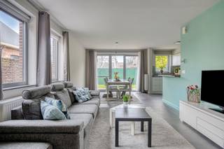 <p><span>ENERGIEZUINIGE EN RECENTE WONING MET 3 SLAAPKAMERS EN TUIN OP 1A 37CA.</span></p><p><span>Deze instapklare woning met tijdloze architectuur is gelegen nabij de dorpskern van het charmante Wintam (Bornem).</span></p><p><span>De nabijheid van de N16 verzekert een vlotte bereikbaarheid.</span></p><p><span> </span></p><p><span>Gelijkvloers: Inkomhal / WC / aangename, lichtrijke leefruimte met eetplaats en salon met vloerbekleding in keramische tegels / goed uitgeruste keuken met keramische kookplaat, combi-oven, koelkast, ... / ruime berging met cv en pomp voor recuperatie regenwater / garage.</span></p><p><span>1ste verd.: Nachthal / 3 slaapkamers (4,3 x 3,2 m; 3,1 x 2,6m; 3,9 x 2,4m) / praktische badkamer met wastafel en ligbad met douchestang en wc.</span></p><p><span>2de verd.: Grote zolder met mogelijkheid tot creatie bijkomende slaapkamer mits voorzien van een trap.</span></p><p><span>Aangenaam terras en tuintje.</span></p><p><span>  </span></p>