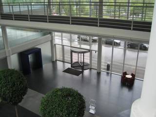 This magnificent building consists of 7 levels of office space in a privileged situation and offering 9.666 sqm of floorage. It is equally suited to be used by one or several tenants. Thanks to its decentralized location, this building combines three choice assets : at a few minutes’ drive from the center of Brussels, close to the motorway network and in a green environment. The means of communication in the neighborhood of the "Herrmann-Debroux" combines all the necessary conditions for an optimal accessibility : access could not be easier, whether by bus, tram, metro (Hermann-Debroux) or via the main roads leading both into town and to the highway network (E411 and Brussels Ring).<br /><br />• Parking available (IN: 1240 €/place/year - OUT: 850 €/place/year) <br />• Archive space is available (75 €/m²/year)