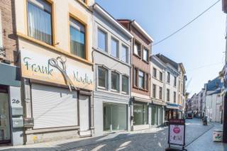 Een geheel van 3 gebouwen bestaande uit:Een ruim handelsgelijkvloers (ca. 260m²) met aanhorigheden;Een groot, gezellig appartement met oa. een ruime...
