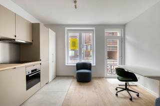 <span><strong>**Vraag uw brochure op/bezoek aan**</strong></span><br /><br />Op een steenworp van het centrum van Leuven kan je dit opbrengstpand met 5 vernieuwde studio's terugvinden. We bevinden ons dus in de begeerde omgeving van Gasthuisberg en ook een vlotte bereikbaarheid met het openbaar vervoer en een aansluiting op tal van verbindingswegen. Kortom zitten we op een toplocatie met allerlei faciliteiten in de buurt!<br /><br />Alle studio's zijn bemeubeld en beschikken over een volledig geïnstalleerde keuken, privatieve badkamer en enkele beschikken over een privatieve buitenruimte. Kortom, deze studio's bieden alles voor jong professionals en studenten op zoek naar een comfortabele woonplek op de stadsgrens.<br /><br />UNIT 00.01: Studio gelijkvloerse verdieping (25,85 m2), privatieve keuken, badkamer, aparte slaapruimte en privatief terras.<br />UNIT 00.02: Studio gelijkvloerse verdieping (28,63 m2) achterzijde, privatieve keuken, badkamer en privatief terras.<br />UNIT 00.03: Studio gelijkvloerse verdieping (23,76 m2) achterzijde, privatieve keuken, badkamer, aparte slaapruimte en privatief terras met uitzicht op groen.<br />UNIT 01.01: Studio eerste verdieping (25,66 m2), privatieve keuken, badkamer en aparte slaapkamer.<br />UNIT 02.01: Studio tweede verdieping (22,31 m2), privatieve keuken, badkamer en aparte slaapkamer. <br /><br /><span><strong>Op zoek naar een investering met onmiddellijk rendement? Dan ben je hier op het juiste adre</strong></span>s!<br /><br /><span><strong>Interesse? Vraag je brochure op en plan uw bezoek in met onze Expert Investeringsvastgoed: jack@connect-immo.be of 0495 53 46 49</strong></span><br /><br />EPC 00.01: 30 kWh/m² - 3535116<br />EPC 00.02: 49 kWh/m² - 3535173<br />EPC 00.03: 26 kWh/m² - 3535383<br />EPC 01.01: -12 kWh/m² - 3535253<br />EPC 02.01: 14 kWh/m² - 3535220