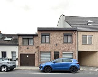 Woning op een centrale ligging in Beveren, met drie slaapkamers en een ruime garage.<br /><br />Bij het binnenkomen komt u in de leefruimte, voorzien van een gaskachel. Aansluitend bevindt zich de keuken, voorzien van voldoende kastruimte, een oven en een kookvuur. De keuken wordt ook verwarmd met een gaskachel. Verder beschikt het gelijkvloers over een wasplaats, extra berging en een ruime garage. Achteraan is er een verzorgd aangelegde koer.<br />Op de verdieping komt u in de badkamer, voorzien van bad met douchemogelijkheid, lavabomeubel en toilet. Deze geeft toegang tot twee slaapkamers. Via één van deze slaapkamers bereikt u de derde en laatste slaapkamer.<br /><br />De woning bevindt zich in de Bijlstraat, een centrale ligging in Beveren. Winkels, scholen, horeca en openbaar vervoer bevinden zich in de nabije omgeving, terwijl ook de belangrijkste verbindingswegen vlot bereikbaar zijn.<br /><br />Voor deze woning geldt de renovatieverplichting, aangezien de woning momenteel over een EPC-label E beschikt.<br /><br />Interesse? Plan dan snel uw bezoek in via info@immo-jet.be of neem contact met ons op via 03 775 44 10.