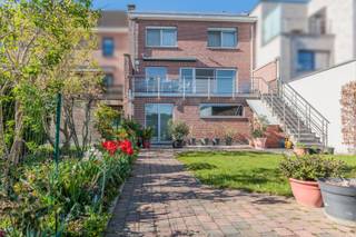 Deze eigendom in het centrum van Aalst biedt een uitstekende combinatie van wonen en werken.Dit veelzijdig pand omvat een praktijkruimte op het...