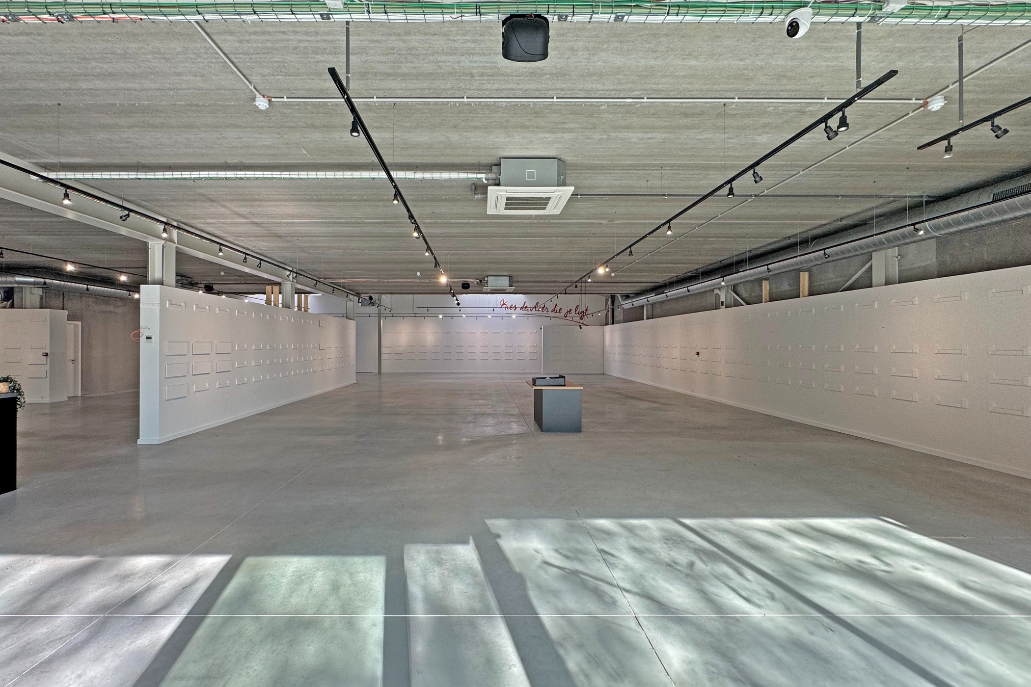 Te huur: gloednieuwe kantoorruimte van 351 m² nabij afrit R4 - foto 5