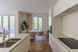 Notre site web ne présente qu'une petite partie de l'offre du projet « Bloei ».<br /><br />La phase 2 sera achevée au cours du second semestre 2026. Il reste encore des appartements de 2 et 3 chambres disponibles.<br /><br />N'hésitez pas à nous contacter pour obtenir un aperçu de tous les biens disponibles à Bloei et visiter l'appartement témoin.<br /><br />Bloei est synonyme de verdure, d'accessibilité et d'abordabilité à Gand, avec la nature comme fil conducteur, situé entre un nouveau parc durable et une forêt existante.<br />Bloei est en cours de construction entre Gand-Sint-Pieters, The Loop et AZ Maria Middelares. La ville de Gand investira dans cette zone au cours des prochaines années afin de créer un nouveau quartier dynamique.<br /><br />Le projet<br /><br />Le projet résidentiel Bloei, réparti sur plusieurs bâtiments le long du Vossenbos, se compose d'un mélange d'appartements de 1, 2, 3 et 4 chambres, tous dotés d'une terrasse spacieuse.<br /><br />Les grandes fenêtres de Bloei laissent entrer la lumière, tout en vous offrant une vue dégagée sur le parc ou la forêt, dans le respect de votre intimité. Les appartements Bloei sont agencés de manière pratique afin que vous puissiez utiliser au mieux tout l'espace et les meubler selon votre propre style et vos souhaits. Grâce à des finitions élégantes et de haute qualité, les logements Bloei ont un aspect attrayant. Dans la phase 2, nous vous proposons le bâtiment Marjolein (4) et le Steenanjer (5).<br /><br />Durabilité<br /><br />Tous les logements de Bloei sont presque neutres en énergie (BEN) et répondent pleinement aux exigences plus strictes en matière de consommation d'énergie. Ils sont notamment équipés de panneaux solaires et de pompes à chaleur. Le parc de Bloei, qui sera aménagé, sera également placé sous le signe de la biodiversité.<br />Des appartements aménagés de manière optimale avec de grandes terrasses, un environnement de vie sûr et plusieurs lieux de rencontre permettent aux jeunes et aux moins jeunes de se sentir chez eux à « Bloei ».<br /><br />Situation<br /><br />Avec un mobiscore de 8,9/10, « Bloei » est idéalement situé à proximité de la gare de Gand-Saint-Pierre, la principale voie d'accès vers et depuis Gand. Le centre de Gand, avec ses nombreux magasins, sites culturels et restaurants conviviaux, est facilement accessible à vélo et en transports en commun. Vous pouvez également vous rendre facilement à Bloei à vélo grâce aux nombreuses pistes cyclables.<br /><br />Un bel appartement neuf ou un investissement intelligent ? « Bloei » a tout pour plaire !<br /><br />Prix fixe et non révisable.<br /><br />Prenez rendez-vous dès maintenant avec Anthony au 0488 14 62 77 pour obtenir des informations détaillées.