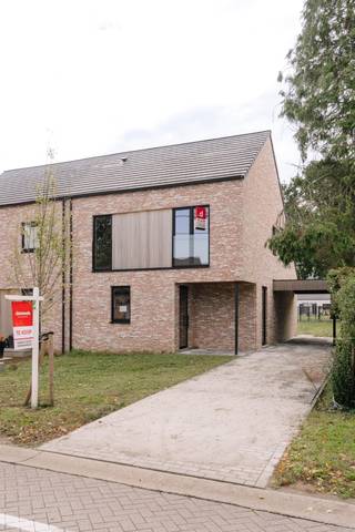 Aan de rand van de dorpskern van Lille realiseert Danneels een nieuwbouwproject met energiezuinige gezinswoningen in hedendaagse bouwstijl. De woningen zijn rustig en familievriendelijk gelegen in de Kerkstraat en Balsakker.   <br /><br />Op het lot 1, een ruim perceel van 505 m² met een ideale zuid oriëntatie, bouwen we een halfopen bebouwing met o.m. een open ingedeelde woonkamer, ingerichte eilandkeuken en badkamer, 3 mooie slaapkamers, tuin met gezellig terras en afsluiting, oprit en carport.<br /><br />Deze bijna-energieneutrale (BEN) woning met E-peil 7 is uitgerust met een geothermische warmtepomp, vloerverwarming, zonnepanelen en een ventilatiesysteem met warmterecuperatie. Dat garandeert een lagere energiefactuur.<strong>                     </strong><br /><br /><span>Danneels werkt deze woning sleutel-op-de-deur voor je af en jij kiest zelf jouw keuken- en badkamerinrichting en de vloer- en wandtegels bij onze partners. </span><br /><br /><span>De totaalprijs en de oplevertermijn liggen vooraf vast en jouw klantenbegeleider staat voor je klaar.</span><strong>                         </strong><br /> 