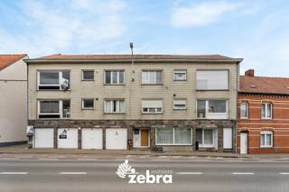 Ontdek dit instapklaar appartement gelegen in Tielt. Het appartement bevindt zich nabij het bruisende stadscentrum van Tielt. Bovendien zijn de belangrijkste verbindingswegen gemakkelijk bereikbaar.<br /><br />Het appartement beschikt over een inkomhal, een ruime leefruimte met grote ramen die een overvloed aan natuurlijk licht binnenlaten, een geïnstalleerde keuken, een berging, een nachthal, een toilet, drie slaapkamers, een badkamer, een ruime tuin met tuinhuis, een garage en een privatieve kelderberging.<br /><br />Kortom, dit appartement biedt een praktische indeling met voldoende ruimte en comfort.<br /><br />Tot slot geniet dit lichtrijk appartement over een praktische garage, een privatieve kelderberging, een vernieuwde ketel sinds 2025 met centrale verwarming op aardgas.<br /><br /><strong>Ook wild geworden van deze thuis? <br />Twijfel niet langer en leg vandaag nog uw bezoek vast! </strong>