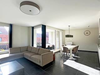 Op deze centrale locatie in Lier bevindt zich dit prachtige appartement. Het geniet een gunstige ligging nabij scholen, winkels, openbaar vervoer en belangrijke invalswegen.<br /><br />Het appartement bevindt zich op de eerste verdieping. We komen binnen via de inkomhal waar ook een apart gastentoilet aanwezig is. Deze inkomhal brengt ons in de mooie, open leefruimte met enorm veel lichtinval door de grote raampartijen. De leefruimte loopt naadloos door in de volledig geïnstalleerde, open keuken voorzien van alle nodige toestellen.<br /><br />Vervolgens beschikt het appartement over twee slaapkamers (10,5m² / 9,7m²).<br />Daarnaast treffen we nog een praktische bergruimte met aansluiting voor een wasmachine en de moderne badkamer uitgerust met een ligbad met douchefunctie en dubbele lavabo.<br /><br />Het terras is bereikbaar via het schuifraam in de leefruimte.<br /><br />Tot slot geniet het appartement van een kelderberging en een autostaanplaats, dewelke verplicht mee te huren zijn voor €100,00 per maand.<br /><br />Troeven:<br />+ Centrale locatie<br />+ Lift<br />+ Aangenaam terras<br />+ Gunstige EPC-score<br />+ Privé kelderberging<br />+ Autostaanplaats<br /><br />Heeft u interesse in dit moderne appartement en wenst u graag een bezoek? Contacteer ons via 03 337 50 70 of info@vbvastgoed.be voor een afspraak ter plaatse.